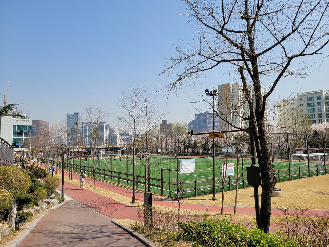 尽管他未能 尽管他未能